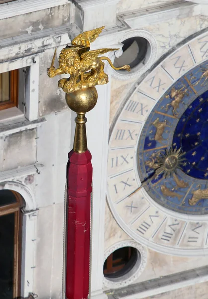 Golden statue of the winged lion symbol of Venice — Stock Photo, Image