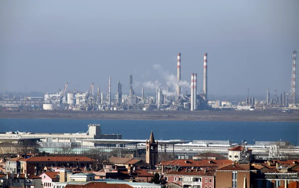 Industrias fábricas y chimeneas cerca de Venecia en Italia — Foto de Stock