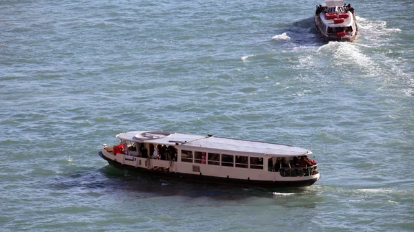 Komp a város Velence turisták szállítása — Stock Fotó