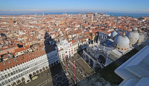 Panorama di Venezia con la Torre dell'Orologio e la Chiesa di Santo — Foto Stock