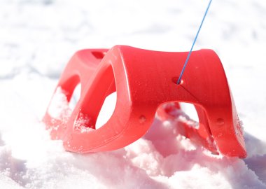 Kışın karda dağlarda oynamanın reb kızak