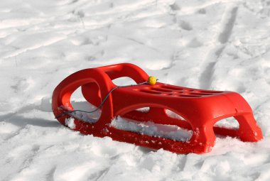 Kışın karda dağlarda oynamak için kızak