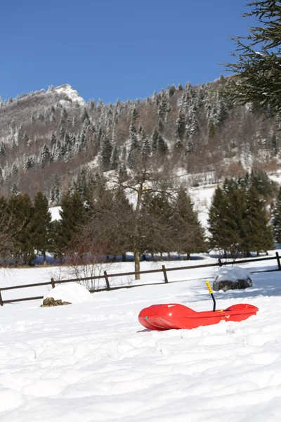 Bob para jugar en la nieve en las montañas —  Fotos de Stock