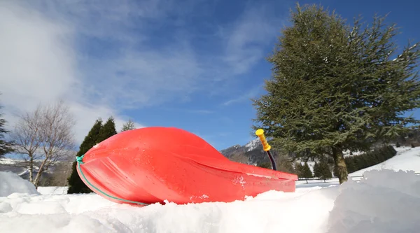 Kunststof bob voor het spelen in de sneeuw in de bergen — Stockfoto