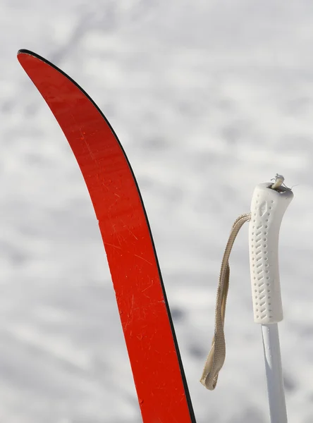 Esqui cross country vermelho nas montanhas no inverno — Fotografia de Stock
