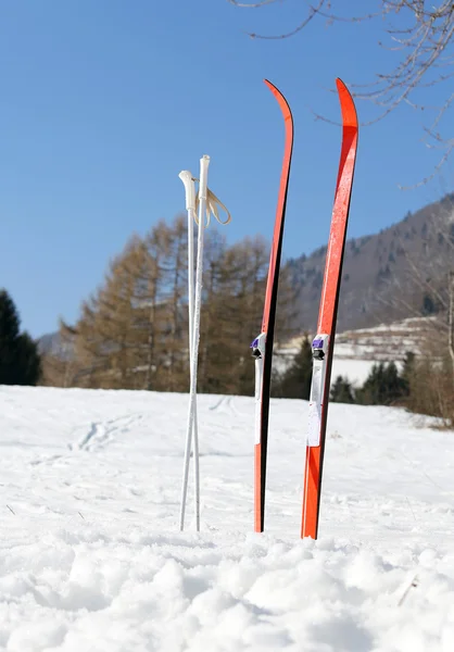 Esqui cross country nas montanhas com neve — Fotografia de Stock