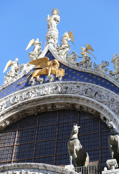 Złoty lew Świętego znaku katedry w Wenecji — Zdjęcie stockowe