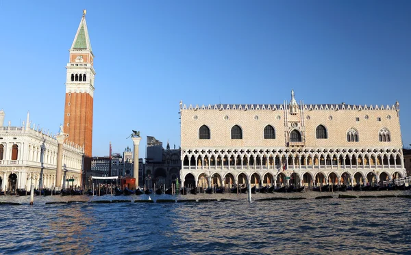 Καμπαναριό Αγίου Μάρκου της Βενετίας και το παλάτι των Δόγηδων s — Φωτογραφία Αρχείου