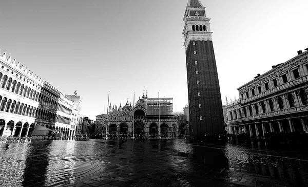 Saint Mark Bell Tower of Venice and the Cathedral — Stock Photo, Image