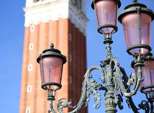 在意大利威尼斯圣马克广场的古代路灯 — 图库照片