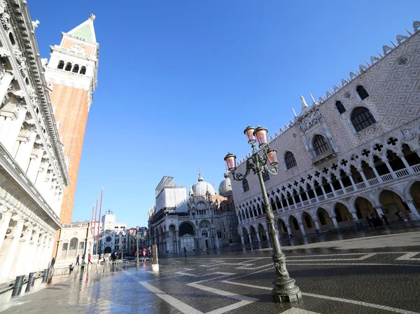 潮時聖マーク広場とドゥカーレ s 宮殿ヴェネツィア — ストック写真