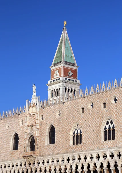 Zvonice sv. Marka a Doge s palác v Benátkách — Stock fotografie