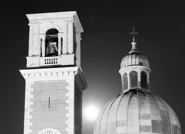 Famous cathedral at night with bell tower — Stock Photo, Image