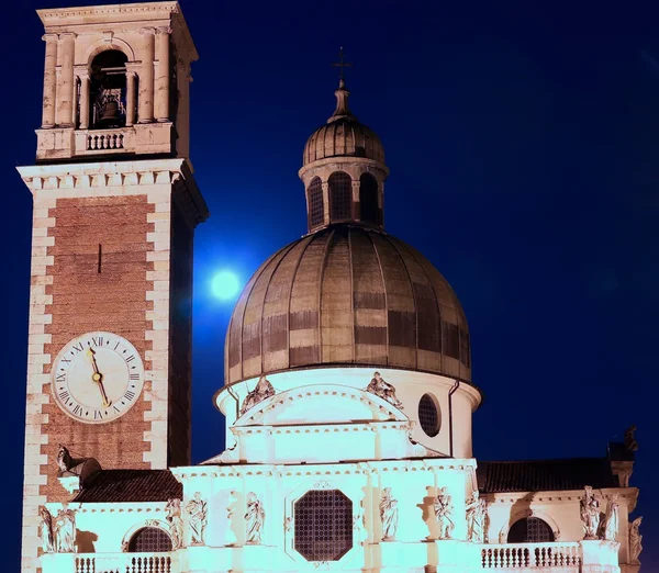 Famosa cattedrale di notte con la luce blu della luna — Foto Stock