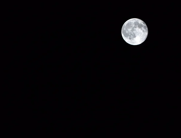 Blauwe maan licht in de donkere nacht — Stockfoto