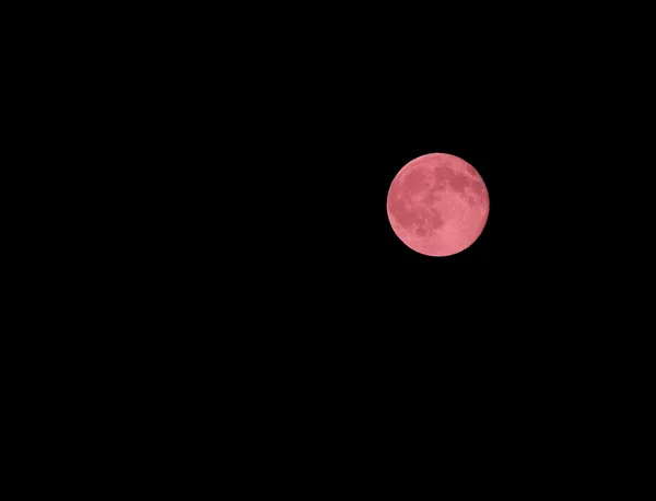 Roter Mond mit den weithin sichtbaren Kratern in der Nacht — Stockfoto