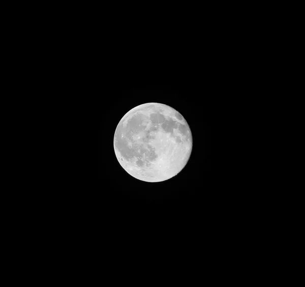 Wielki księżyc z kraterów bardzo widoczne w nocy — Zdjęcie stockowe