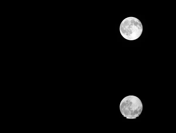 Refleksi pada laut bulan purnama terang dengan kawah — Stok Foto