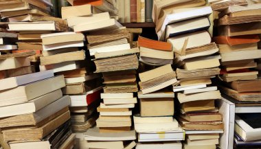 bir kitapçı Satılık tüm edebi türlerden kitaplar