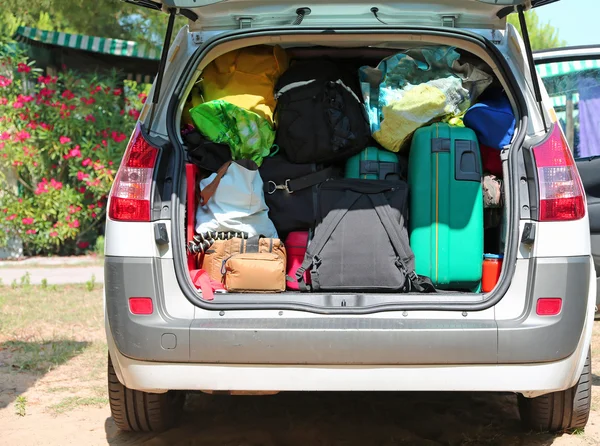 Valigie e bagagli in auto di famiglia — Foto Stock