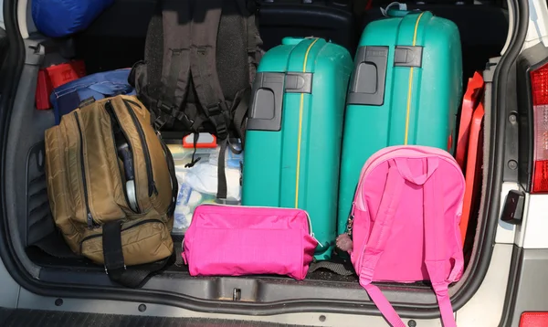Maletas y equipaje en coche familiar — Foto de Stock