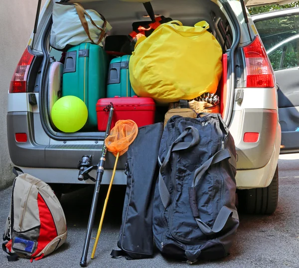 Koffers en bagage in familieauto — Stockfoto