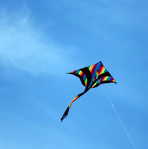 Drachen fliegt frei gefärbt in himmelblau zur Belustigung der Kinder — Stockfoto