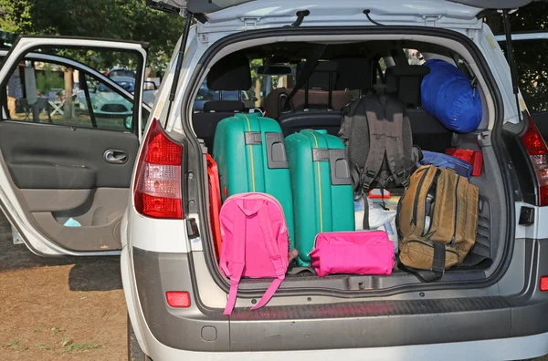 Maletas y equipaje en coche familiar — Foto de Stock