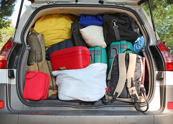 Túlterhelt bőröndök, a családi utazás, autó — Stock Fotó