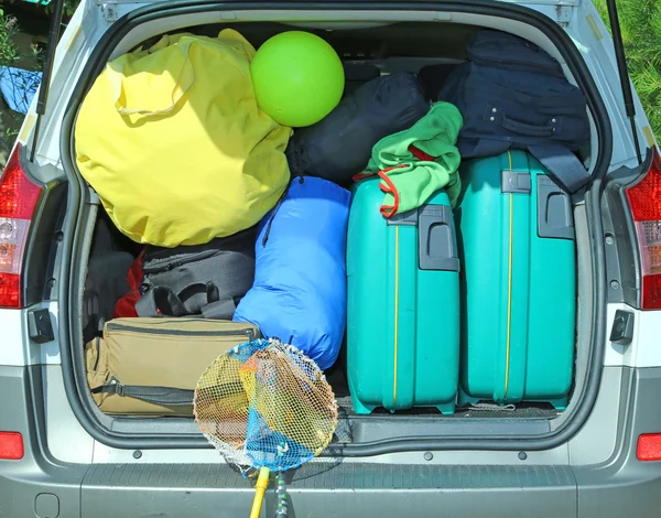 Bavul ve Bagaj içinde aile arabası — Stok fotoğraf