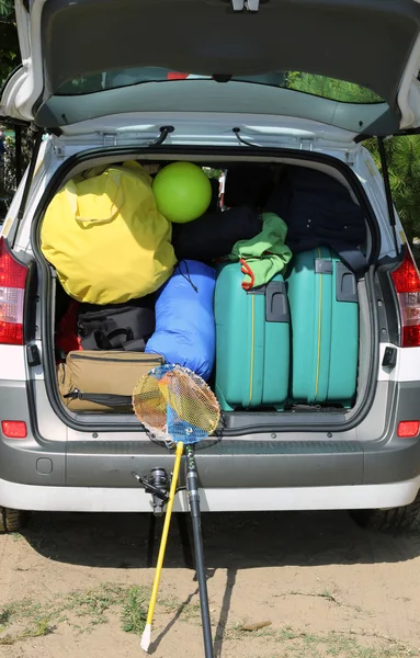 Equipaje y maletas al salir de vacaciones familiares de verano —  Fotos de Stock