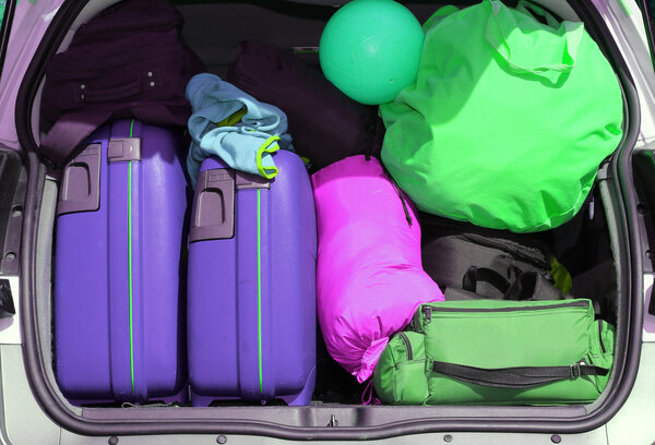 багаж и чемоданы при выезде для семейного летнего отдыха
