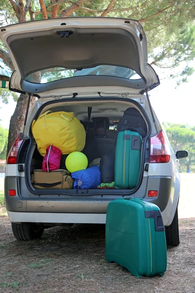 Reiskoffers en koffers bij het verlaten van voor familie zomervakantie — Stockfoto