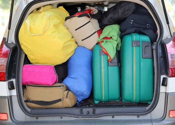Auto e un sacco di bagagli e valigie quando si parte per le vacanze estive in famiglia — Foto Stock