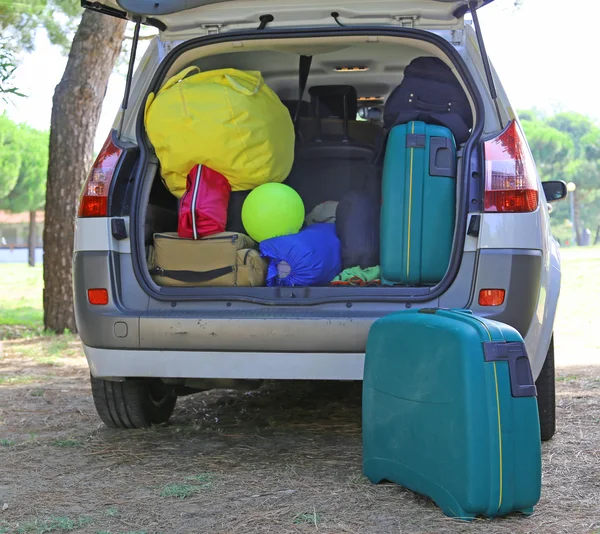 Coche y un montón de equipaje y maletas al salir para las vacaciones de verano familiares —  Fotos de Stock