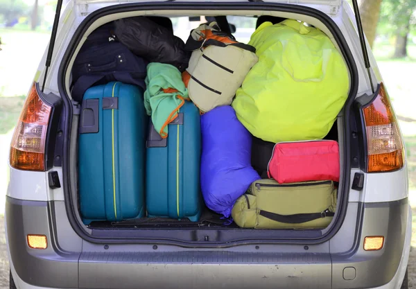 Carro e muita bagagem e malas ao sair para férias de verão em família — Fotografia de Stock