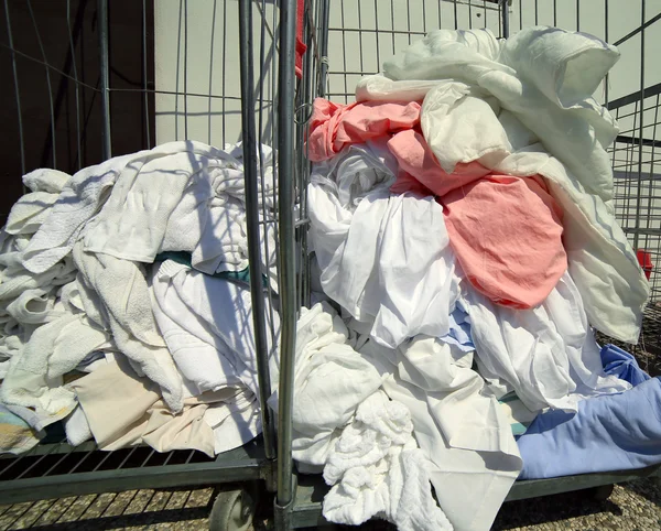 Hromada špinavého prádla v oblasti průmyslového praní — Stock fotografie
