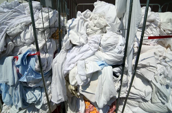 Stapel schmutzige Wäsche in der industriellen Wäscherei — Stockfoto