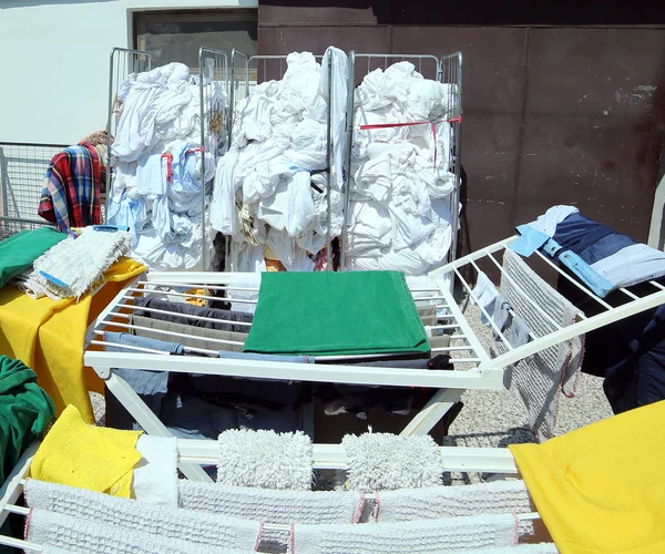 Hromada špinavého prádla v oblasti průmyslového praní — Stock fotografie
