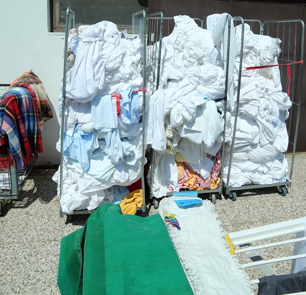 Roupa suja na lavanderia industrial antes de lavar — Fotografia de Stock