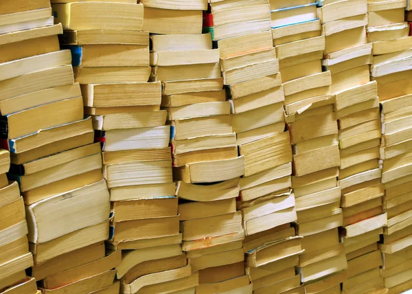 Livros de todos os gêneros literários para venda em uma livraria — Fotografia de Stock