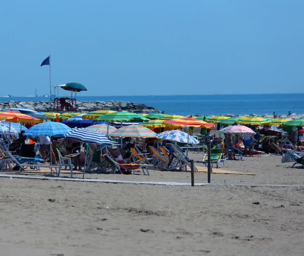 在海滩上的七彩阳伞 — 图库照片