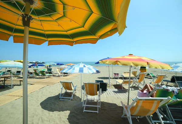 Färgglada parasoll på stranden — Stockfoto