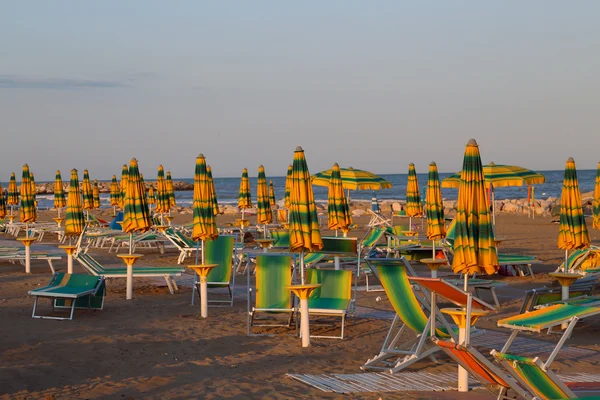 Ombrelloni colorati sulla spiaggia in riva al mare — Foto Stock