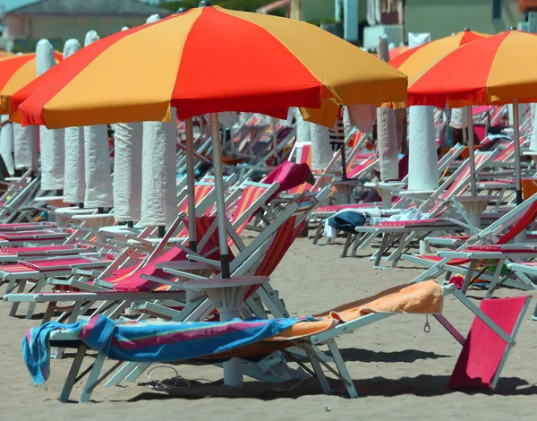 Färgglada parasoll på stranden — Stockfoto