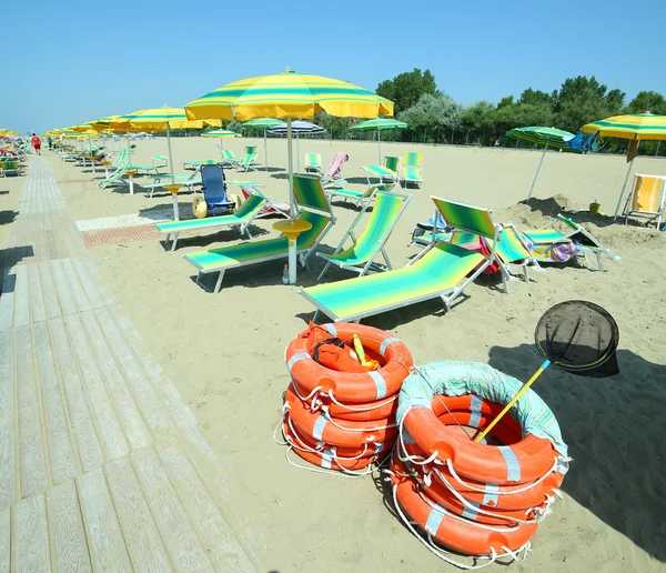 Bunter Sonnenschirm am Strand — Stockfoto