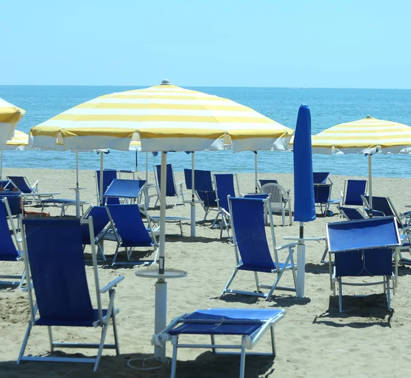 Colorful parasol on the beach — Stock Photo, Image