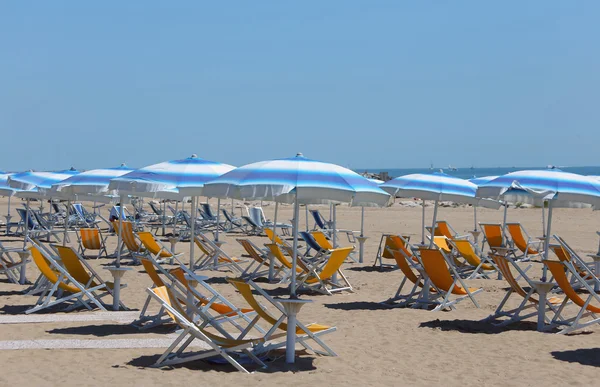 Ombrellone colorato sulla spiaggia — Foto Stock