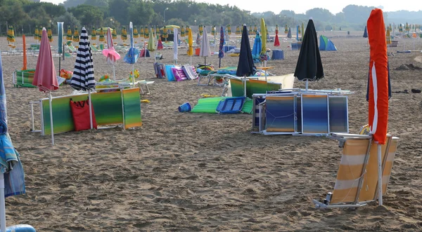 Parasol coloré sur la plage — Photo