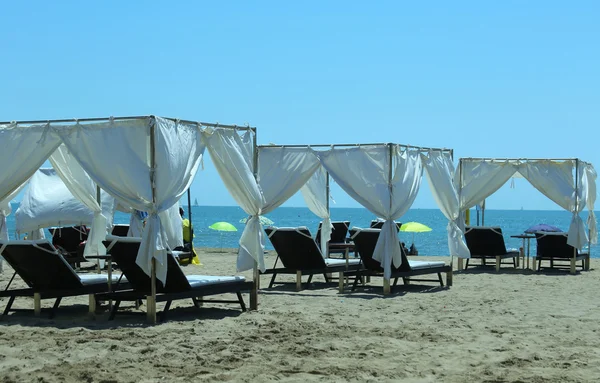 Grande gazebo con lettini nella lussuosa spiaggia — Foto Stock